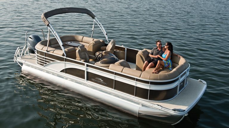 A few tips on how to drive a pontoon boat